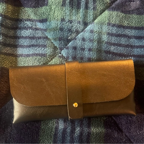 Eyeglass case - Picture 1 of 2